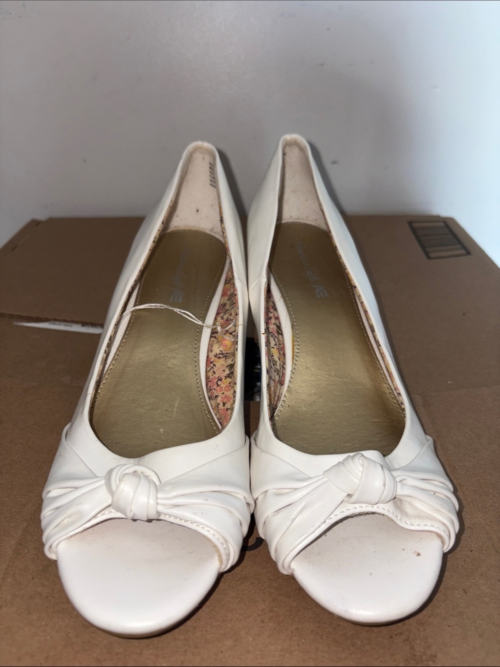 American Eagle Outfitters White Knot Peep-Toe Heels size 10 - Picture 2 of 6